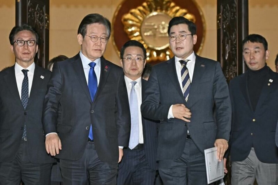 Pågripelsen av president Yoon Suk-yeol markerer starten på veien mot å gjenopprette orden i Sør-Korea, lyder det fra opposisjonen i Det demokratiske partiet (DP). Foran går partiets leder Lee Jae-myung (t.v.) og Park Chan-dae, partiets leder i nasjonalforsamlingen.