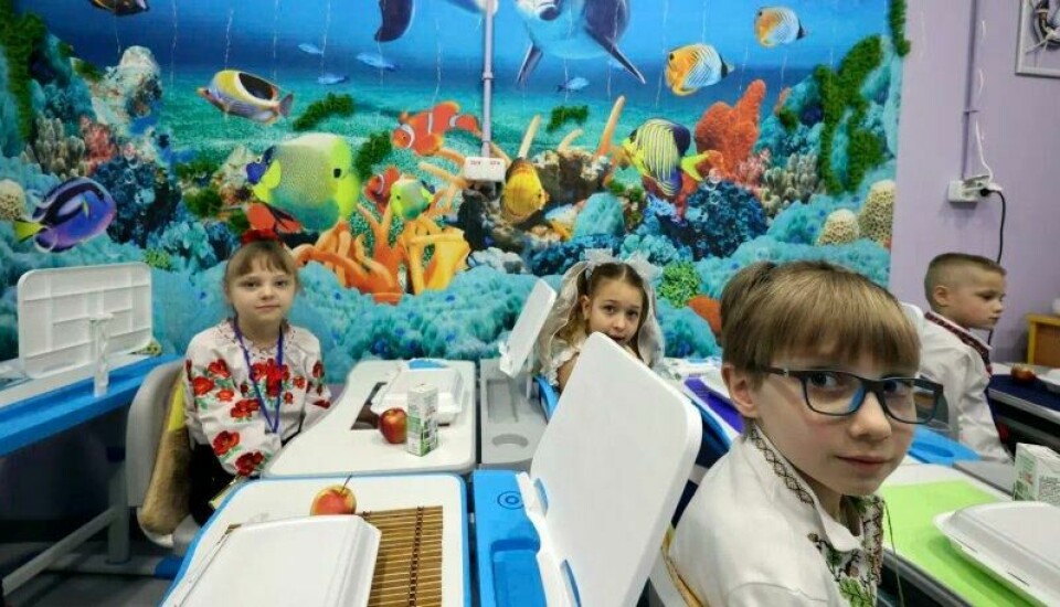 27. januar åpnet Kharkiv sin andre spesialbygde, bombesikre underjordiske skole. Fra før har storbyen tatt i bruk klasserom som ligger inne på t-banestasjoner. 27. januar åpnet Kharkiv sin andre spesialbygde, bombesikre underjordiske skole. Fra før har storbyen tatt i bruk klasserom som ligger inne på t-banestasjoner. Foto: Viacheslav Madiievskyi / Sipa USA / NTB