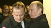 Daværende russisk statsminister Vladimir Putin (t.h.) klemmer sin polske statsminister-kollega, Donald Tusk da de begge ankom ulykkesstedet for flyulykken i 2010. Foto: Alexey Nikolsky / AFP