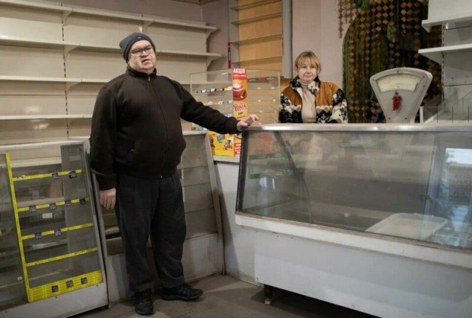 Serhii og Nataliia er tilbake i Kharkiv etter to år som internflyktninger et annet sted i landet. Bygningen de eier – med en liten dagligvarebutikk og bolig – fikk store skader etter at et russisk missil traff et nabohus, men ekteparet vil forsøke å gjenåpne butikken. Serhii og Nataliia er tilbake i Kharkiv etter to år som internflyktninger et annet sted i landet. Bygningen de eier – med en liten dagligvarebutikk og bolig – fikk store skader etter at et russisk missil traff et nabohus, men ekteparet vil forsøke å gjenåpne butikken. Foto: Espen Røst / Panorama nyheter