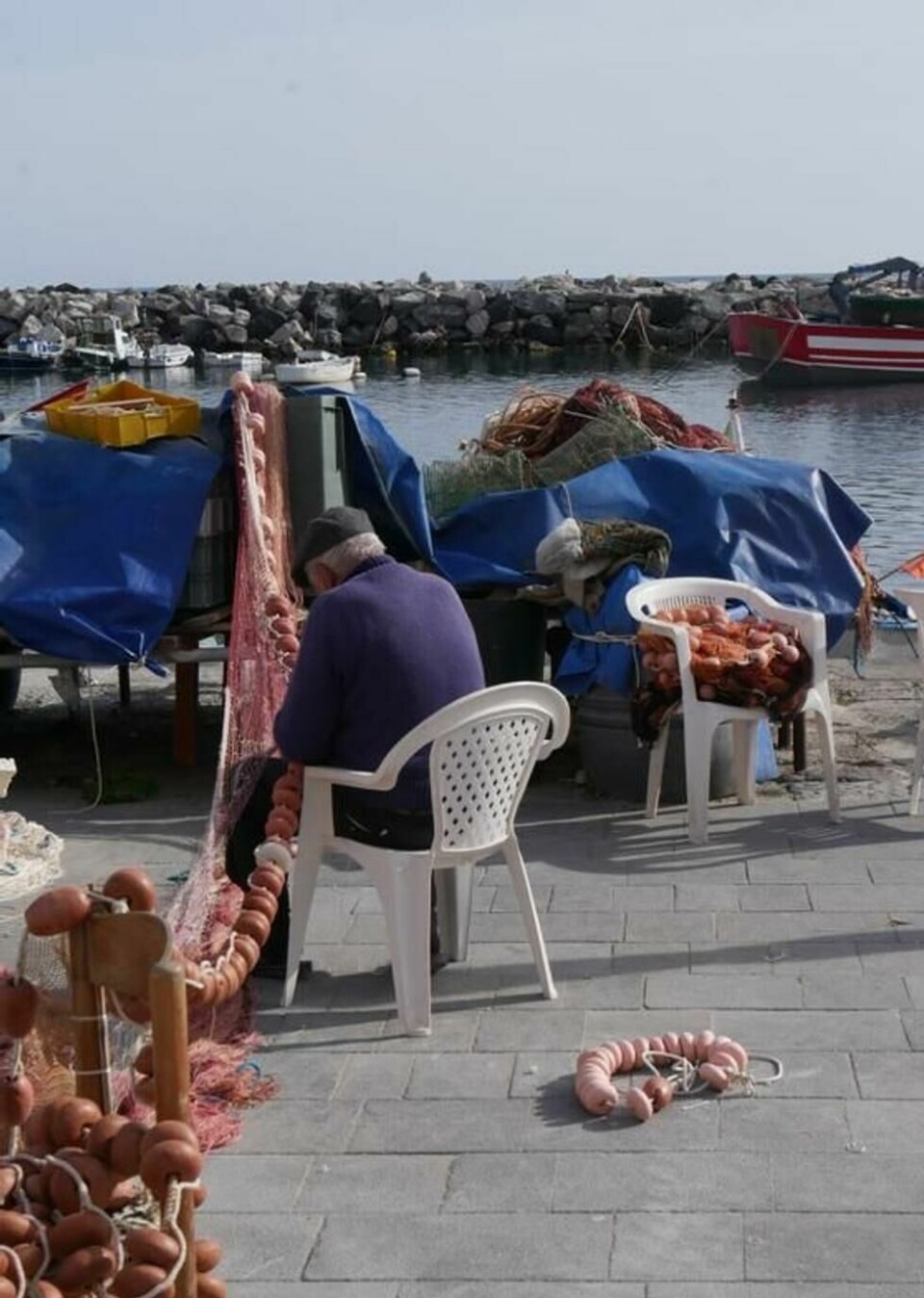 Fiskernes hverdag preger fortsatt Corricella-havnen. Fiskernes hverdag preger fortsatt Corricella-havnen. Foto: Arild Molstad