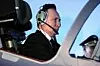 Russlands president Vladimir Putin sitter i en cockpit på en flysimulator ved Krasnodar Higher Military Aviation School of Pilots, torsdag 7. mars 2024. Foto: Mikhail Metzel / AP