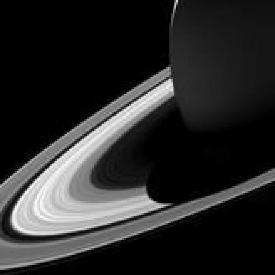 Saturn kaster skygge over sine egne ringer i dette Cassini-motivet. Foto via nasa.gov. Saturn kaster skygge over sine egne ringer i dette Cassini-motivet. Foto via nasa.gov.