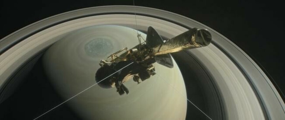 En kunstner har sett for seg romsondens sistereis mot Saturn. Illustrasjon via Nasa. En kunstner har sett for seg romsondens sistereis mot Saturn. Illustrasjon via Nasa.