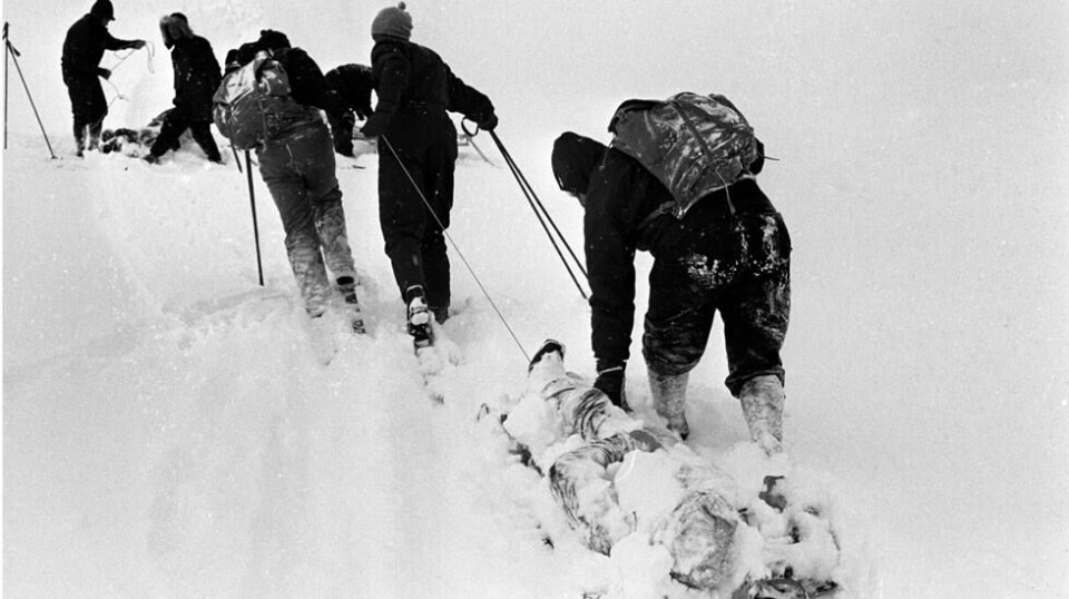 Påsken 1967 ble den verste ulykkespåske noensinne. 17 mennesker omkom i snøvær på påskefjellet. Her fra redningsaksjonen ved Skjurtingstind i Jotunheimen, der fire omkom og tre ble reddet etter en redselsnatt i uvær. Her er letemannskaper med en omkommet som er funnet i snøen.