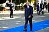 EUs utenrikspolitiske sjef Josep Borrell sier Europa på ingen måte kan erstatte USAs Ukraina-støtte. Her ankommer han møtet i Granada torsdag. Foto: Manu Fernandez / AP / NTB