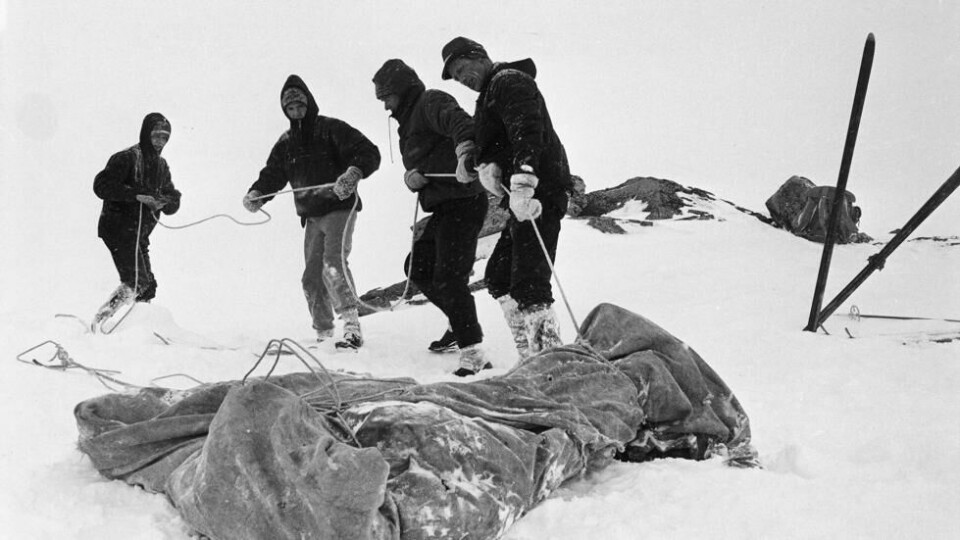 Letemannskapene hadde en tung og vanskelig jobb med å få de omkomne ned fra fjellet. Letemannskapene hadde en tung og vanskelig jobb med å få de omkomne ned fra fjellet. Foto: Henrik Laurvik / NTB