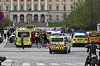 Politiet har kontroll en mann med to kniver som løp etter folk i området ved Nationaltheatret T-banestasjon onsdag ettermiddag. En person behandles for stikkskader i en arm. Foto: Ørn Borgen / NTB