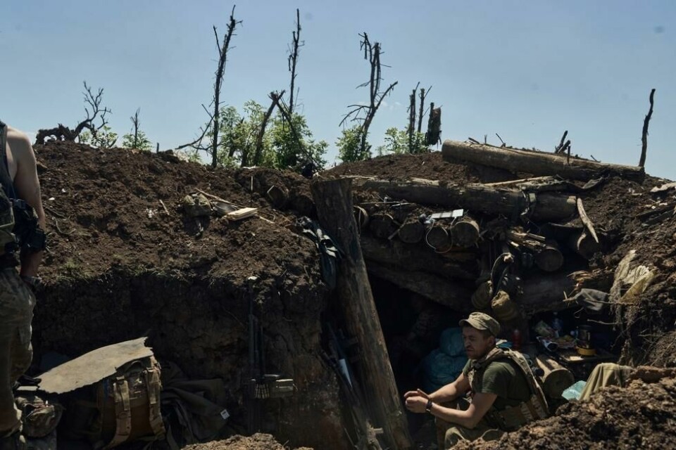 SKYTTERGRAVSKRIG: En ukrainsk soldat sitter i en nylig erobret russisk skyttergrav ved frontlinjen nær Bakhmut i Donetsk-regionen i Ukraina, tirsdag 4. juli 2023. SKYTTERGRAVSKRIG: En ukrainsk soldat sitter i en nylig erobret russisk skyttergrav ved frontlinjen nær Bakhmut i Donetsk-regionen i Ukraina, tirsdag 4. juli 2023. Foto: AP photo/Libkos