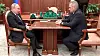 Forsvarsminister Sergej Sjojgu (til høyre) i et møte med president Vladimir Putin. Presidenten klamret seg til bordplaten under hele det 13 minutter lange møtet, noe som satte fart i ryktene om hans helse. Foto: AP