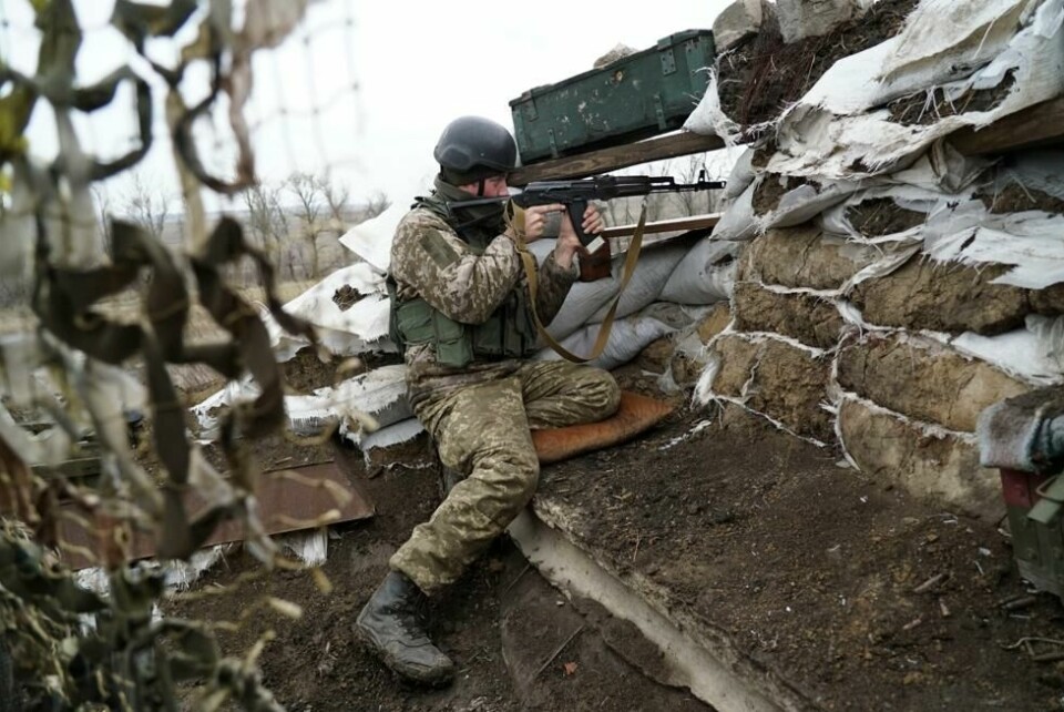 SKYTTERGRAVER: En ukrainsk soldat nær fronten mot de russisk-støttede separatistene ved Sjyrokyne, øst i Ukraina. SKYTTERGRAVER: En ukrainsk soldat nær fronten mot de russisk-støttede separatistene ved Sjyrokyne, øst i Ukraina. Foto: NTB Scanpix/AP.