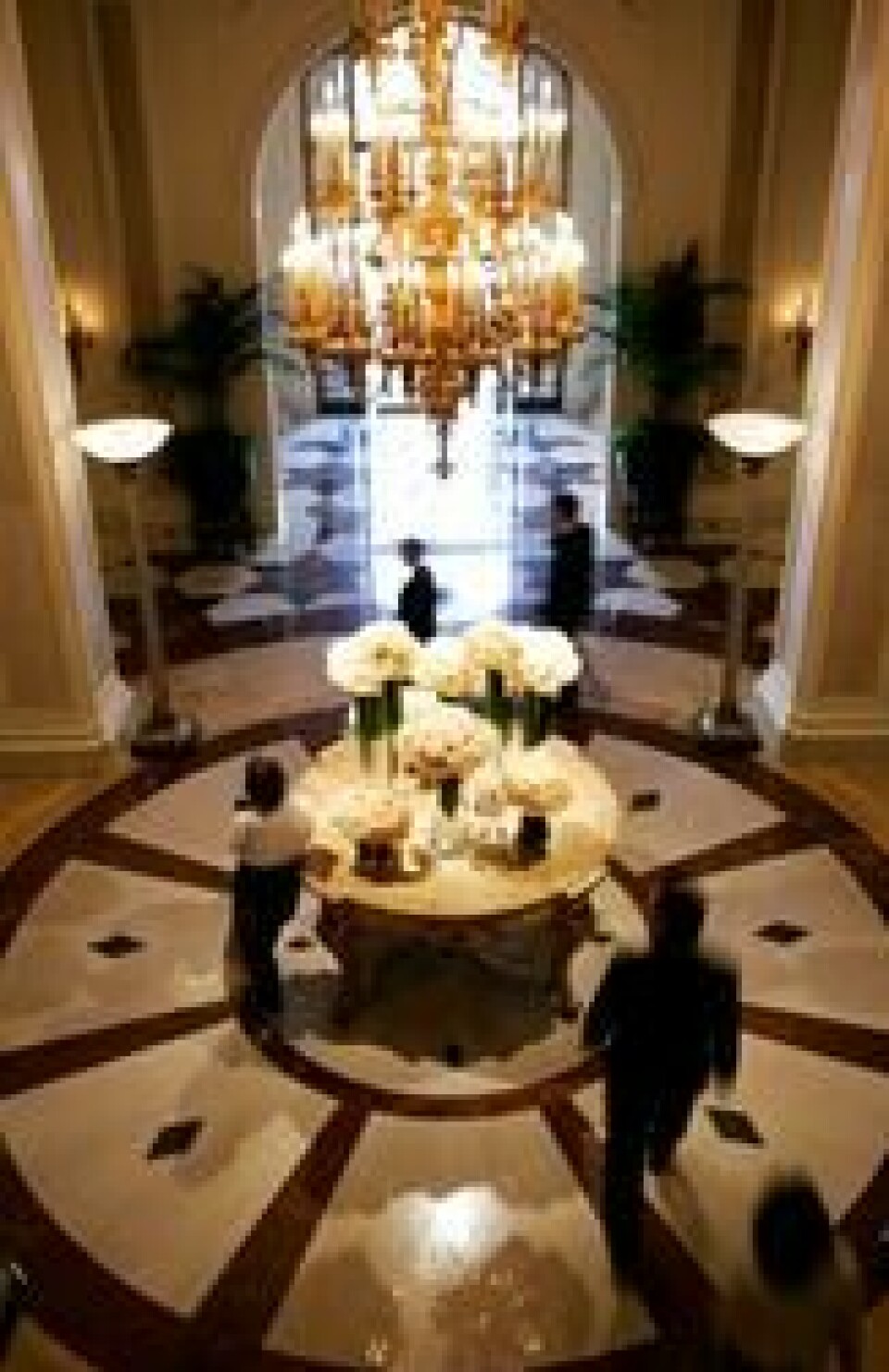 Lobbyen på hotellet er utsmykket med hvit marmor og en stor lysekrone. Lobbyen på hotellet er utsmykket med hvit marmor og en stor lysekrone. Foto: AP / Scanpix