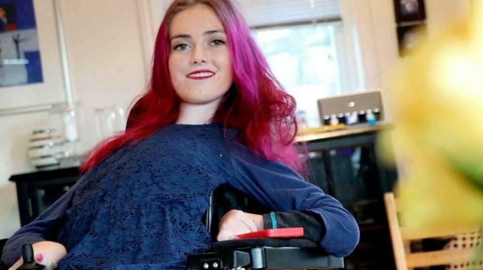 LIVSVIKTIG MEDISIN: – Vi lever i verdens rikeste land, det er bare en liten del av pengene, sier Tonje Larsen (18). Hun har muskelsykdommen Spinal muskelatrofi, og håper at medisinen Spinraza blir tilgjengelig for pasienter med SMA i Norge. Foto: Tone Helene Oskarsen