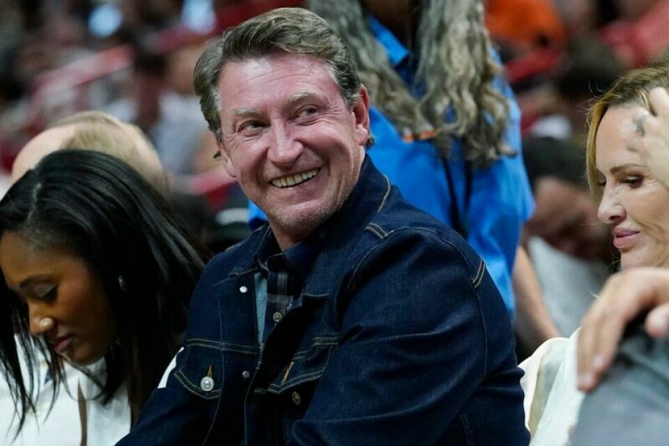 Wayne Gretzky får kritikk hjemme i Canada over at han ikke har gått ut mot Donald Trumps verbale angrep på landet. Her er han under en NBA-kamp i 2022.