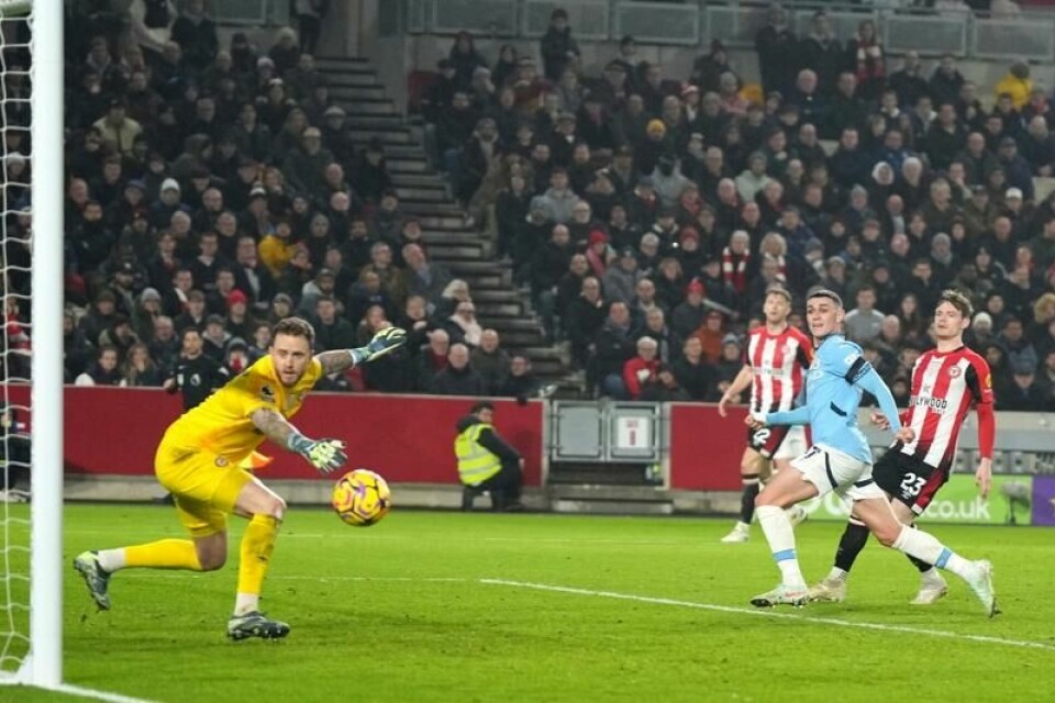 Phil Foden gir Manchester City 2-0-ledelse i bortekampen mot Brentford.