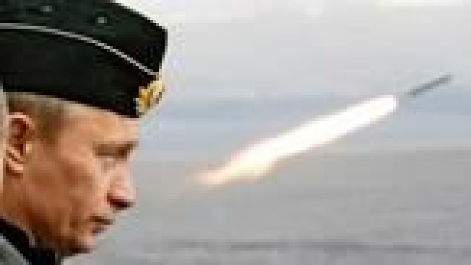 Russlands president Vladimir Putin observerer utskytingen av et missil under en marineøvelse i Russlands arktiske nordområder. Russlands president Vladimir Putin observerer utskytingen av et missil under en marineøvelse i Russlands arktiske nordområder. Foto: Itar Tass / Reuters