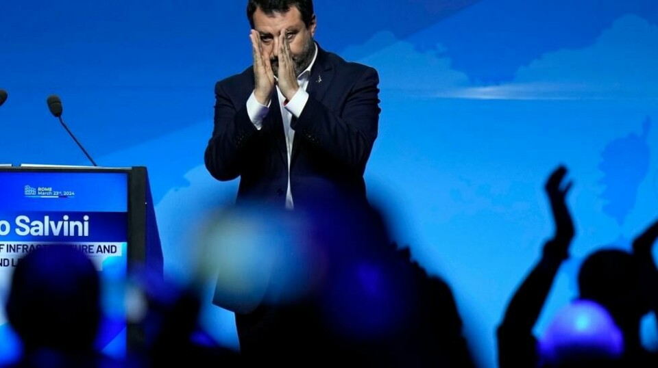 Italias visestatsminister Matteo Salvini er medlem av statsminister Giorgia Melonis koalisjonsregjering. Her er han på scenen i Roma lørdag, under et valgkamparrangement for ytre høyre-partier før EU-valget. Foto: Alessandra Tarantino / AP / NTB