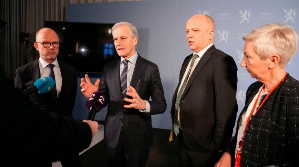 Partene i arbeidslivet møttes mandag for å snakke om årets lønnsoppgjør hos statsminister Jonas Gahr Støre. Administrerende direktør i NHO Ole Erik Almlid (f.v.), statsminister Jonas Gahr Støre, finansminister Trygve Slagsvold Vedum og LO-leder Peggy Hessen Følsvik etter møtet i regjeringens kontaktutvalg. Foto: Javad Parsa / NTB