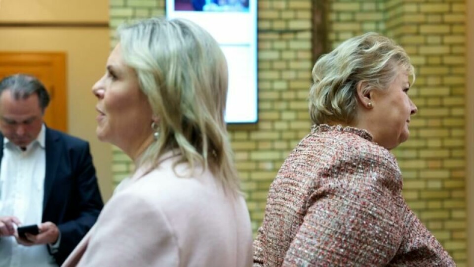 Oslo 20241106. FrP-leder Sylvi Listhaug (FrP) og Høyre-leder Erna Solberg (t.h) etter muntlige spørretimen i Stortinget onsdag. Foto: Cornelius Poppe / NTB