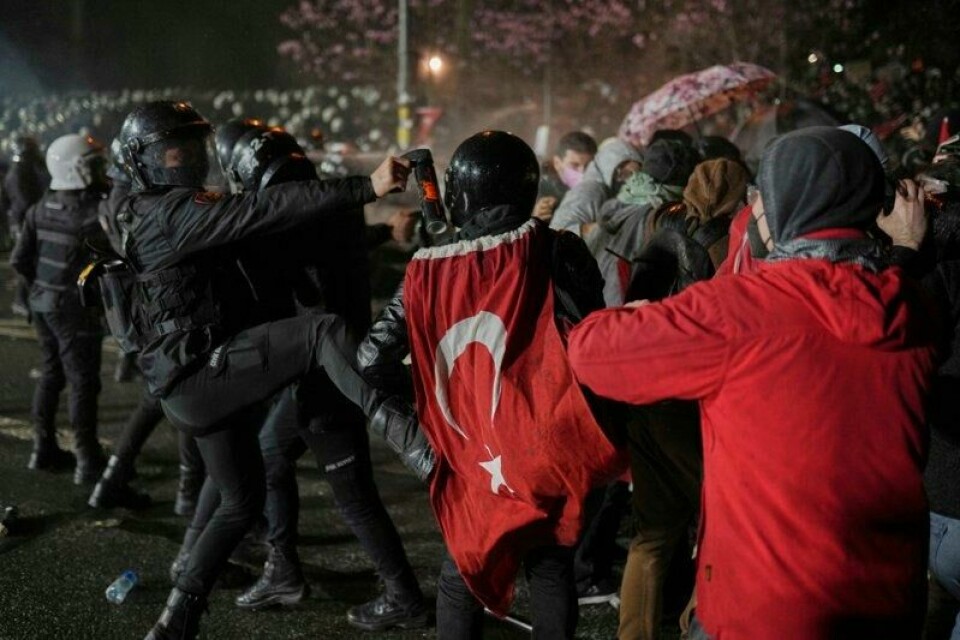 Flere pressefolk har blitt pågrepet i Tyrkia som følge av at de dekket de voldelige demonstrasjonene i landet. Her fra sammenstøt mellom demonstranter og opprørspoliti i Istanbul i går.