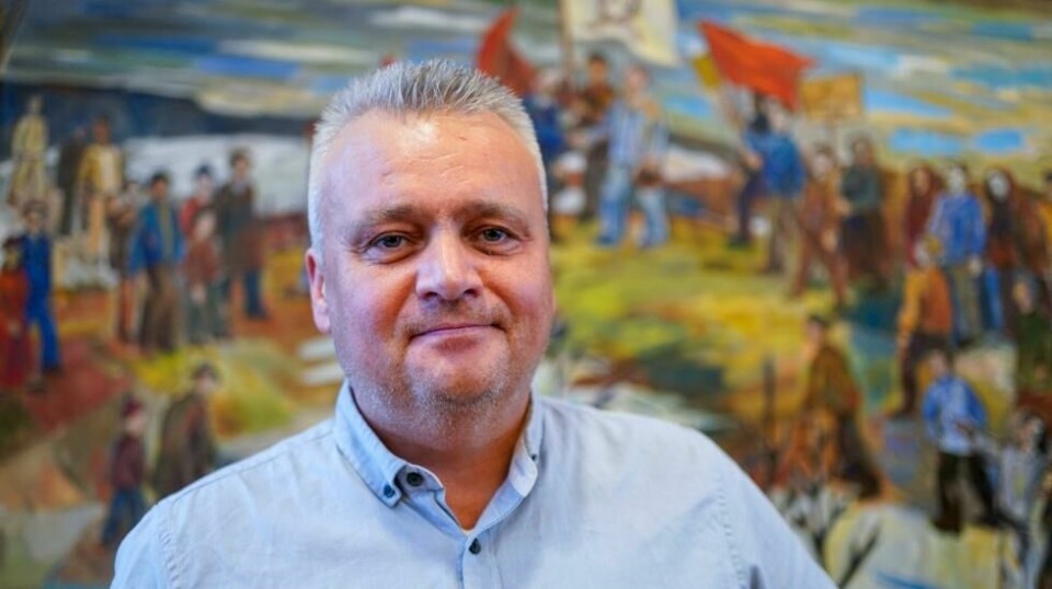 Leder Jørn Eggum i Fellesforbundet lanserer en klistremerkekampanje til støtte for streikende Tesla-ansatte i Sverige. Foto: Terje Pedersen / NTB
