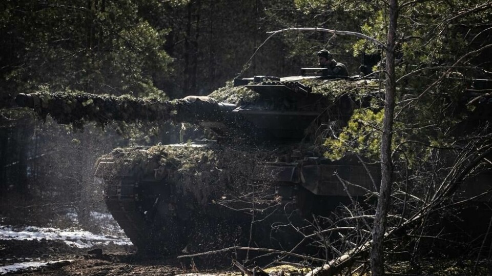 En panservogn dundrer gjennom de litauiske skoger under Nato-øvelsen «Rising Griffin».