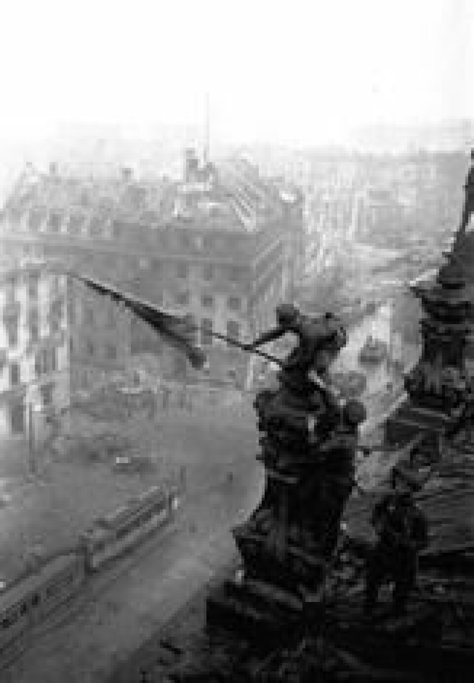 Sovjetiske soldater heiser det karakteristiske røde sovjetiske flagget på den tyske riksdagen i Berlin. 2. mai kapitulerte den tyske hovedstaden og dette bildet ble ikonisk. Sovjetiske soldater heiser det karakteristiske røde sovjetiske flagget på den tyske riksdagen i Berlin. 2. mai kapitulerte den tyske hovedstaden og dette bildet ble ikonisk. Foto: Yevgeny Khaldei / AP