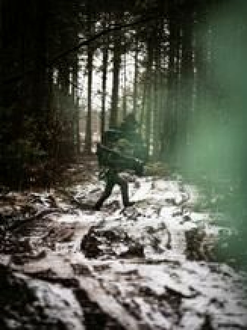 En soldat løper gjennom skogen i Litauen. En soldat løper gjennom skogen i Litauen. Foto: Nato
