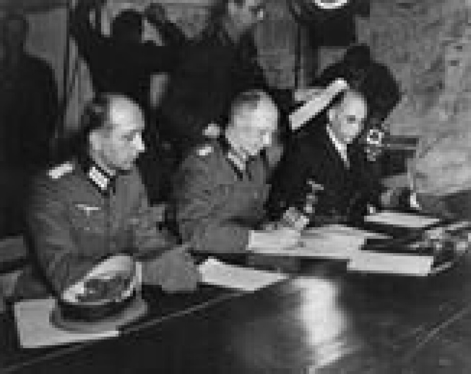 Wehrmacht-genearal Alfred Jodl signerer Tysklands betingelsesløse kapitulasjon på vegne av Dönitz i franske Reimes 7. mai 1945. Han ble senere dømt til døden under Nürnbergprosessen og ble hengt 16. oktober 1946. Wehrmacht-genearal Alfred Jodl signerer Tysklands betingelsesløse kapitulasjon på vegne av Dönitz i franske Reimes 7. mai 1945. Han ble senere dømt til døden under Nürnbergprosessen og ble hengt 16. oktober 1946. Foto: AP