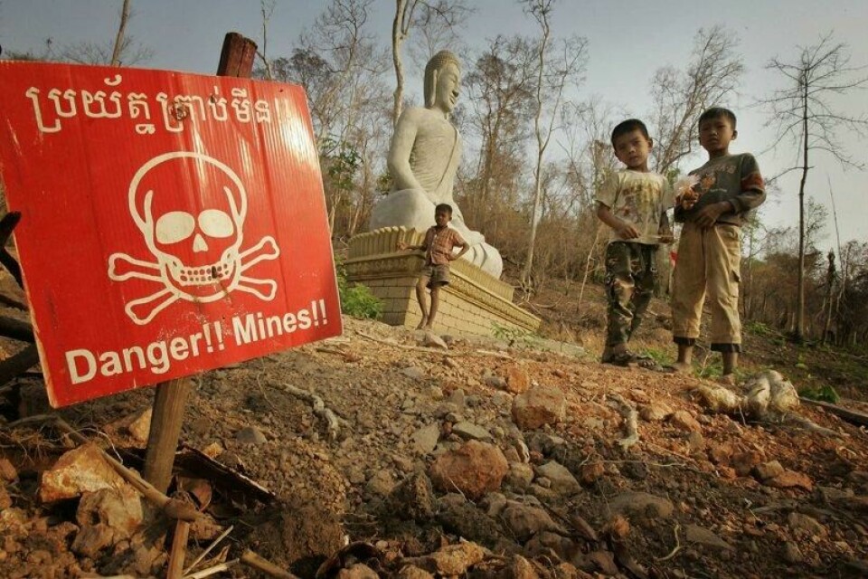 Fortsatt til den dag i dag ligger det landminer strødd utover Kambodsja. Dette bildet viser to barn ved et minefelt nær grensa til Thailand i 2005.
