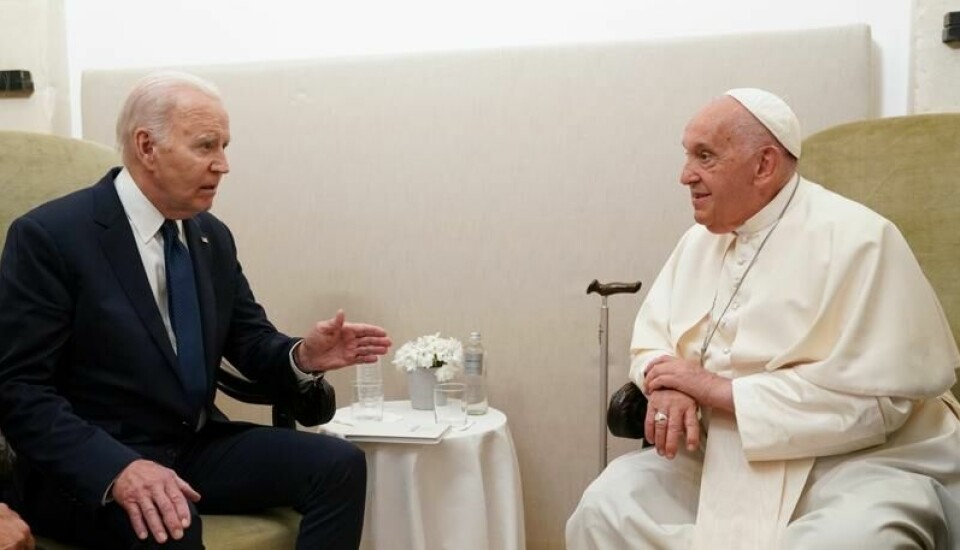 USAs president Joe Biden (t.v.) møtte pave Frans i Italia i sommer. De to møttes på ny i januar, kort tid før Biden trer av som president.