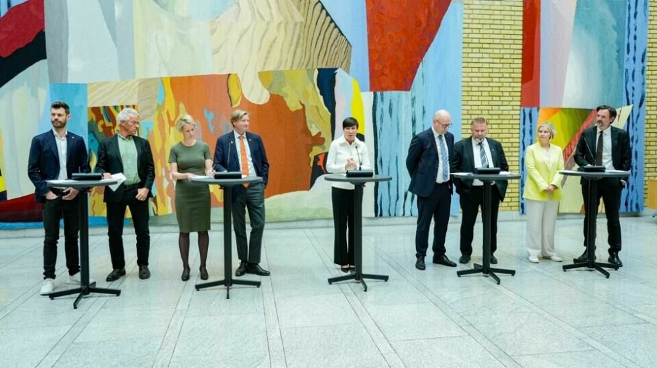 Pressekonferanse i vandrehallen med representanter for alle partiene som har medlemmer i Stortingets utenriks- og forsvarskomité. Fra v. Bjørnar Moxnes (R), Rasmus Hansson (MDG), Ingrid Fiskaa (SV), Christian Tybring-Gjedde (Frp), Ine Marie Eriksen Søreide (H), Nils-Ole Foshaug (Ap), Bengt Fasteraune (Sp), Guri Melby (V) og Dag-Inge Ulstein (KrF).
