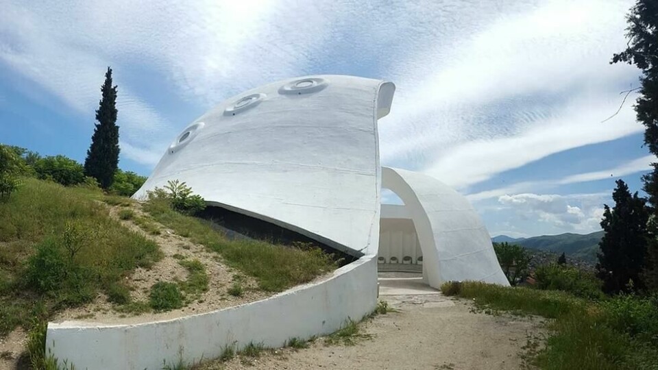 Minnesgrav for heltene av andre verdenskrig. Veles i Makedonia. 1979. Design: Ljubomir Denkoviḱ og Savo Sugotin. Foto: Donald Niebyl/Spomenik Monument Database. Minnesgrav for heltene av andre verdenskrig. Veles i Makedonia. 1979. Design: Ljubomir Denkoviḱ og Savo Sugotin. Foto: Donald Niebyl/Spomenik Monument Database.
