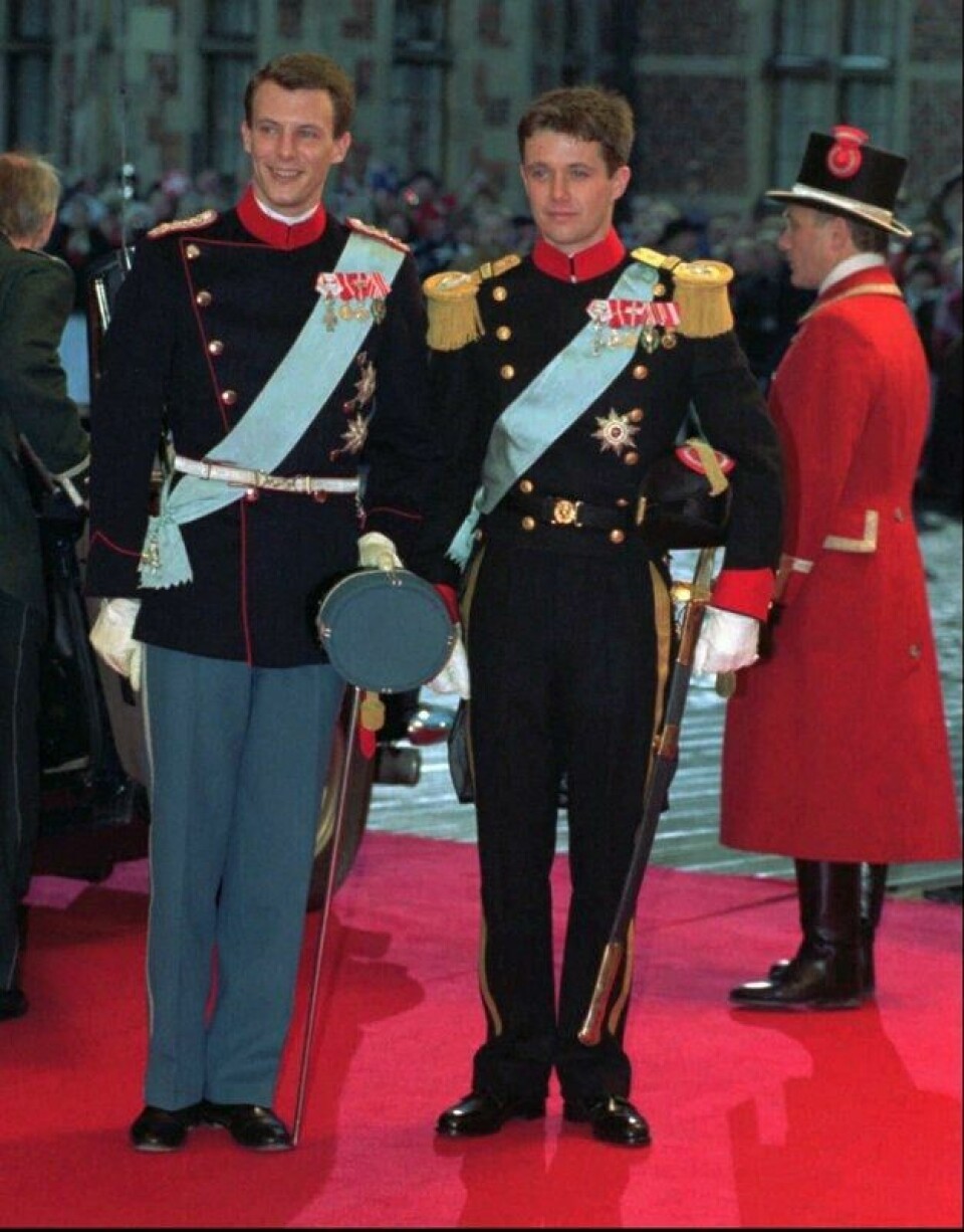 Prins Joachim (t.v.) og kong Frederik havnet i en alvorlig bilulykke i 1988. Nå snakker førstnevnte ut om den skremmende opplevelsen i dokumentaren «Hærvejen». Her avbildet i 1995. Prins Joachim (t.v.) og kong Frederik havnet i en alvorlig bilulykke i 1988. Nå snakker førstnevnte ut om den skremmende opplevelsen i dokumentaren «Hærvejen». Her avbildet i 1995. Foto: Bjarke Oersted / AP Photo / File / NTB