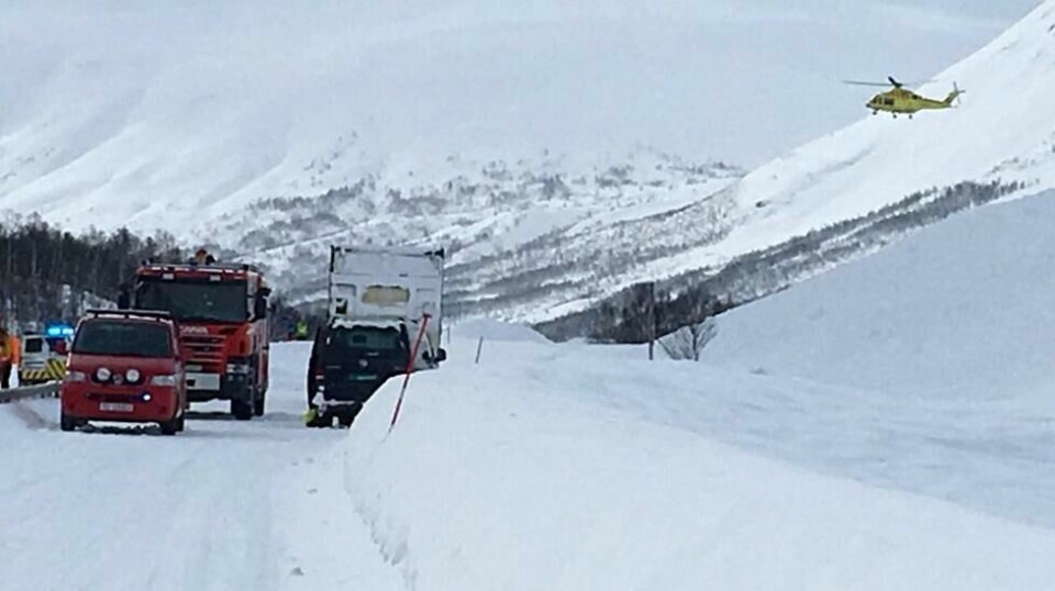 Ingen ble skadd da tre biler ble tatt av et snøskred som gikk over E8 i Lavangsdalen i Troms torsdag.