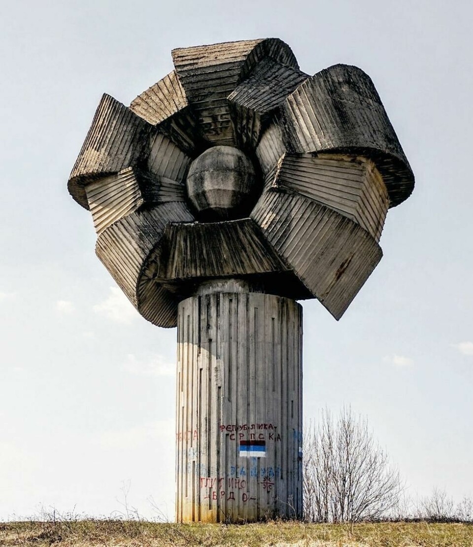 Monument på Frihetshøyden. Designer: Ahmed Bešić. Ukjent årstall. Gligino-åsen like øst for Dobrljin i den serbiske republikk, Bosnia-Herzegovina. Foto: Donald Niebyl/Spomenik Monument Database. Monument på Frihetshøyden. Designer: Ahmed Bešić. Ukjent årstall. Gligino-åsen like øst for Dobrljin i den serbiske republikk, Bosnia-Herzegovina. Foto: Donald Niebyl/Spomenik Monument Database.