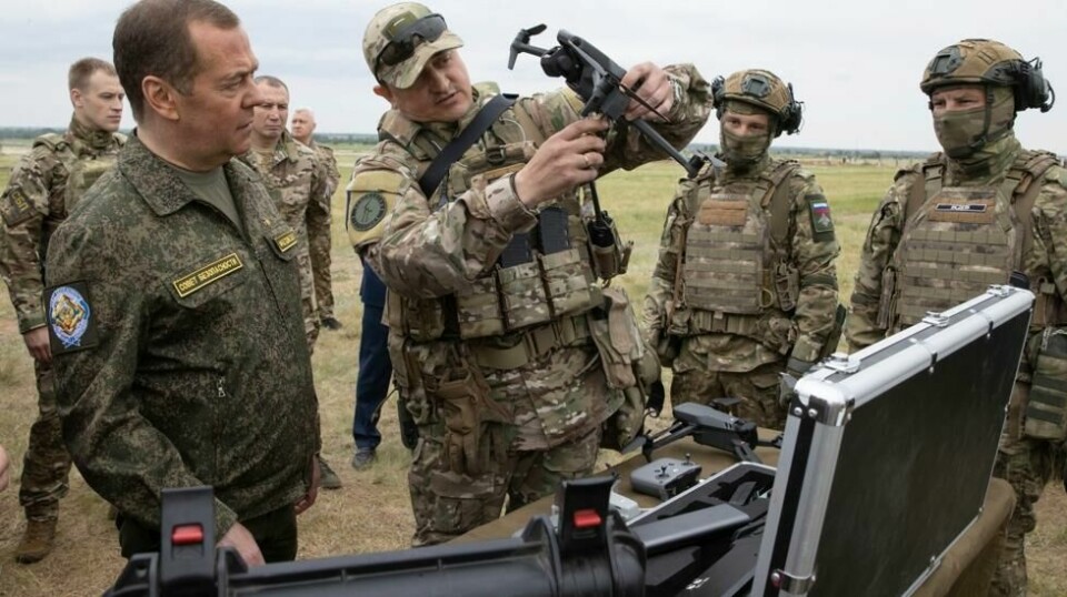 Russland hevder de skyter ned rundt 10.000 ukrainske droner i måneden og benytter i økende grad droner i forsvaret av sine egne forsvarslinjer og stillinger. Her inspiserer nestlederen i det russiske sikkerhetsrådet, tidligere president Dmitrij Medvedev, et treningsfelt i Volgograd-regionen.