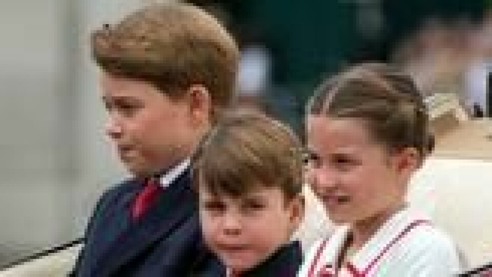 Prins George, prins Louis og prinsesse Charlotte forlater Buckingham Palace for å delta i Trooping The Colour-paraden i London, lørdag 17. juni. Prins George, prins Louis og prinsesse Charlotte forlater Buckingham Palace for å delta i Trooping The Colour-paraden i London, lørdag 17. juni. Foto: Alastair Grant / AP Photo / NTB