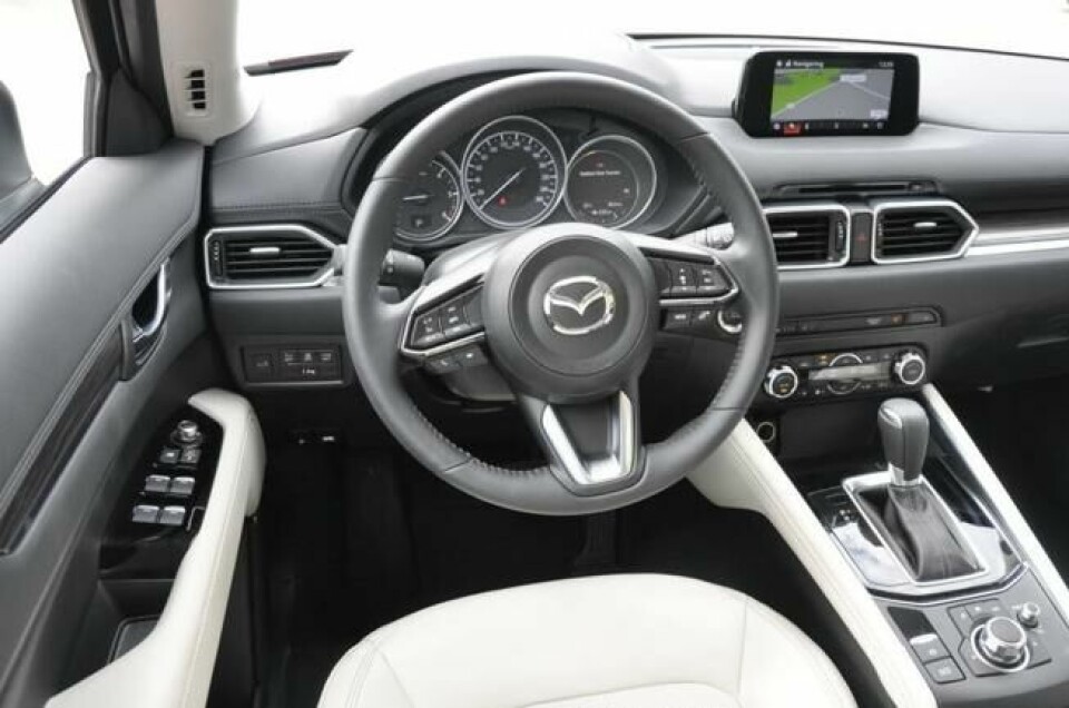 Vi har kjørt CX-5 med både sort og lyst interiør. Det er ingen tvil om at det lyse gir det mest eksklusive preget. Vi har kjørt CX-5 med både sort og lyst interiør. Det er ingen tvil om at det lyse gir det mest eksklusive preget.