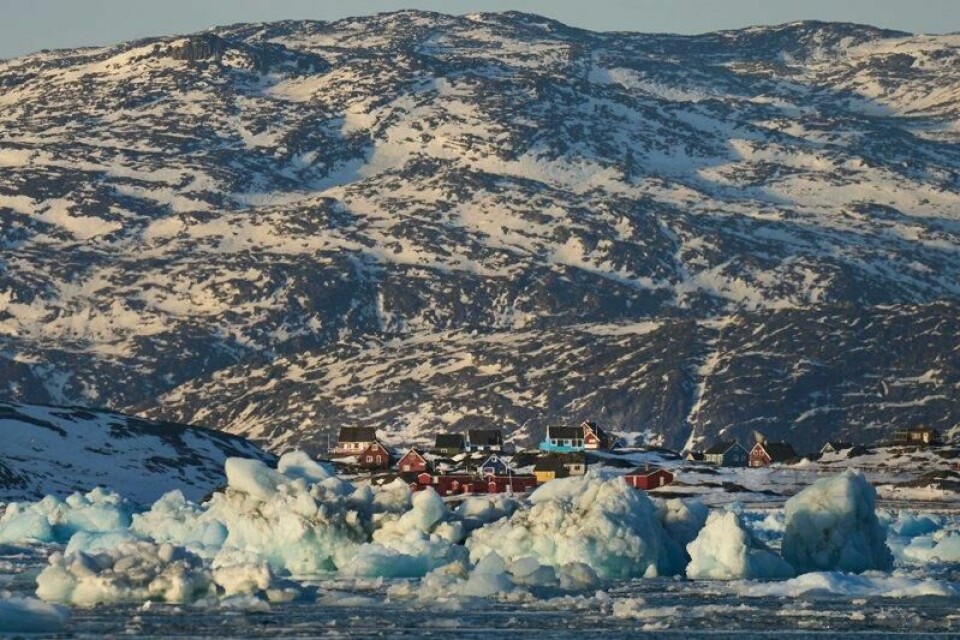 Blokker av is driver i sjøen nær Nuuk på Grønland tidligere i februar.