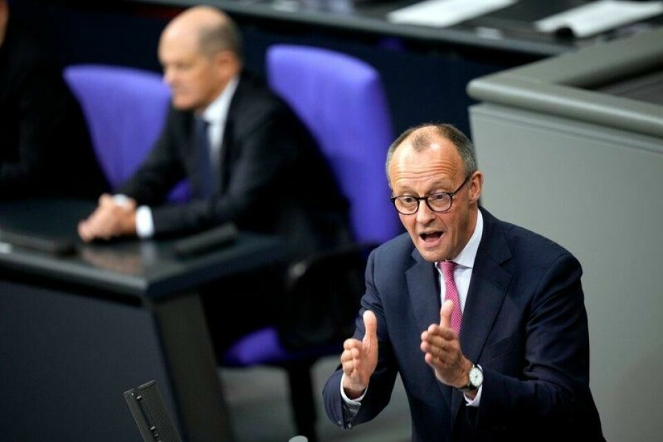 CDU-leder Friedrich Merz (t.h.) må navigere i et krevende internasjonalt landskap hvis han som ventet blir ny tysk statsminister. Bildet ble tatt i Forbundsdagen i slutten av januar, med sittende statsminister Olaf Scholz i bakgrunnen.