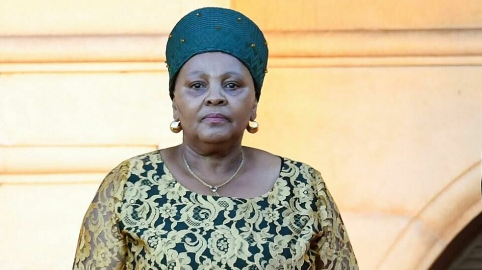 Den 67 år gamle ANC-politikeren anklages for å ha tatt imot nærmere 1,3 millioner kroner i bestikkelse fra våpenprodusenter mellom 2016 og 2019 da hun var forsvarsminister.