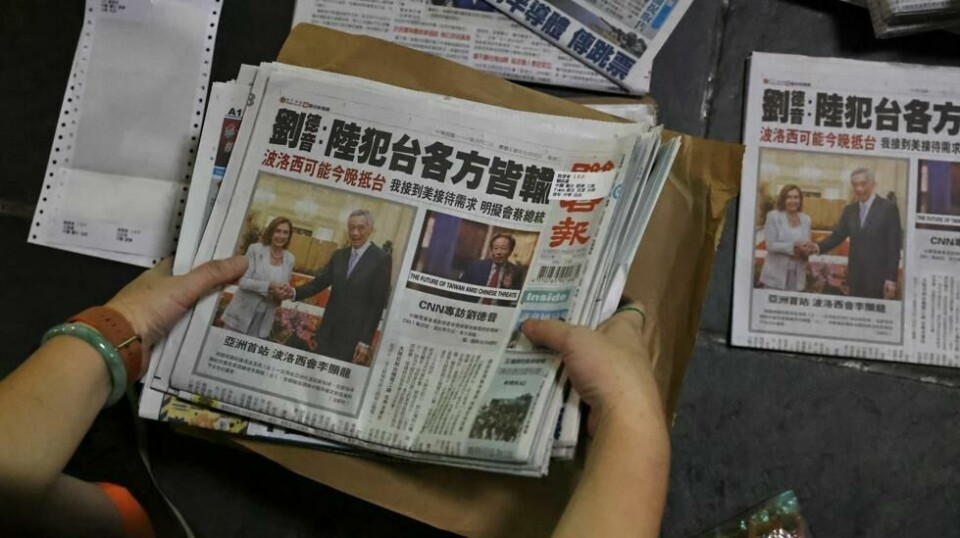 Nancy Pelosi er på forsiden av en Taiwansk avis tirsdag. Der meldes det om at hun kommer til Taiwan tirsdag eller onsdag. Foto: NTB/Reuters.