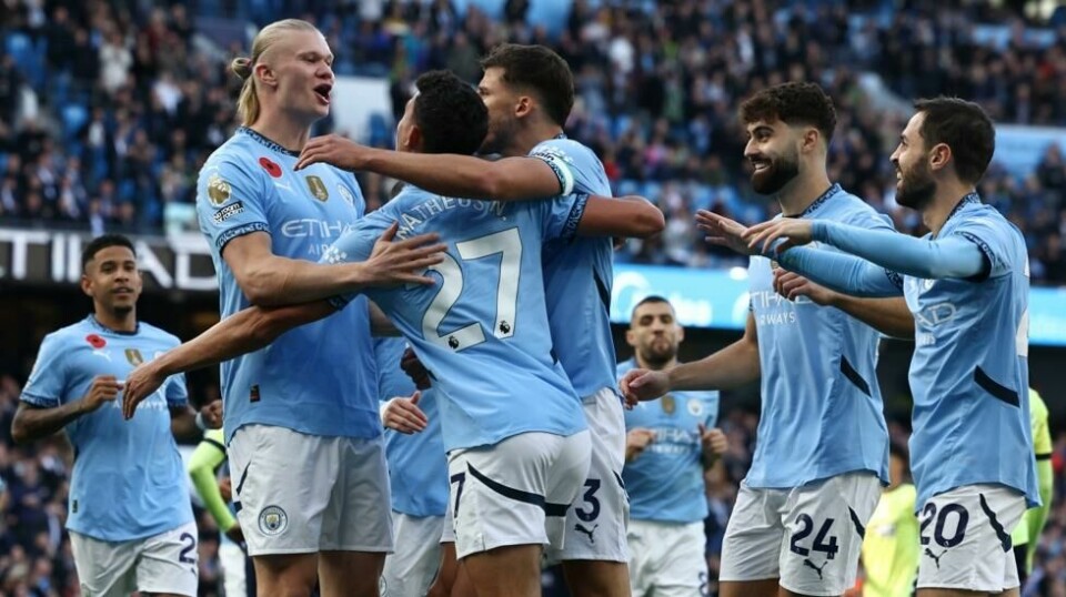 Manchester City-spillerne feirer Haalands 1-0-scoring. Foto: Darren Staples / AP / NTB