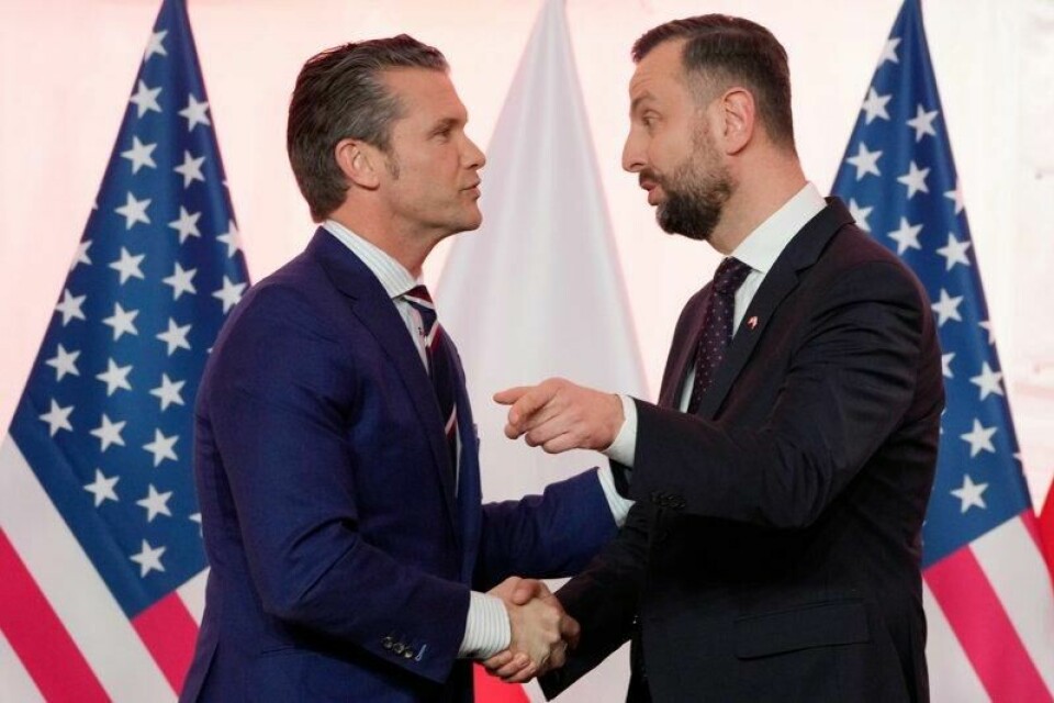 USAs forsvarsminister Pete Hegseth (til venstre) og Polens forsvarsminister Wladyslaw Kosiniak-Kamysz under en felles pressekonferanse i Warszawa fredag.