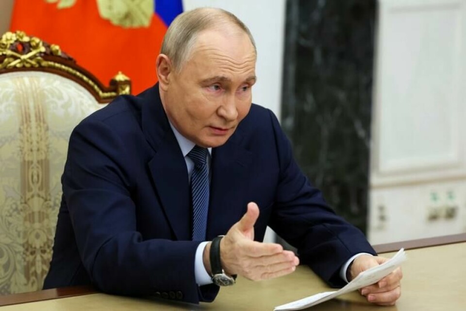 Russlands president Vladimir Putin har undertegnet en lov som gjør det forbudt å adoptere bort russiske barn til land som tillater kjønnskorrigering for transpersoner.