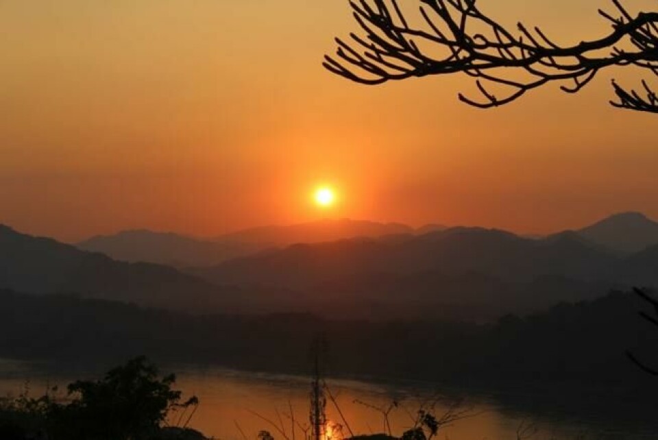 Solene forsvinner ned bak fjellene over Mekong-elven. Solene forsvinner ned bak fjellene over Mekong-elven. Foto: Elisabeth Bergskaug/ABC Nyheter
