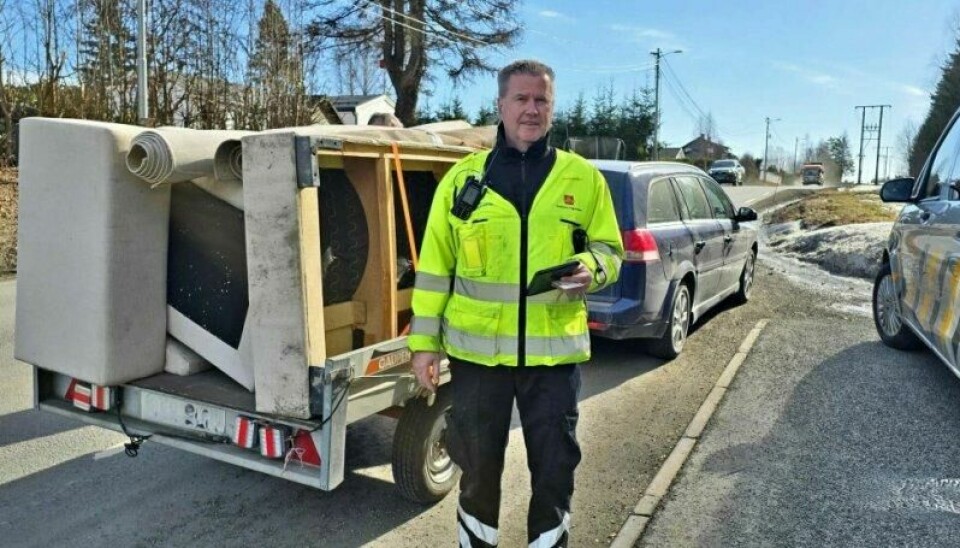 SISTE REIS: Vegvesenets Dagfinn Toven fant veldig mye galt med tilhengeren som ble stoppet i kontroll. Den fikk kjøre videre – men bare til fyllinga. Foto: Statens vegvesen.