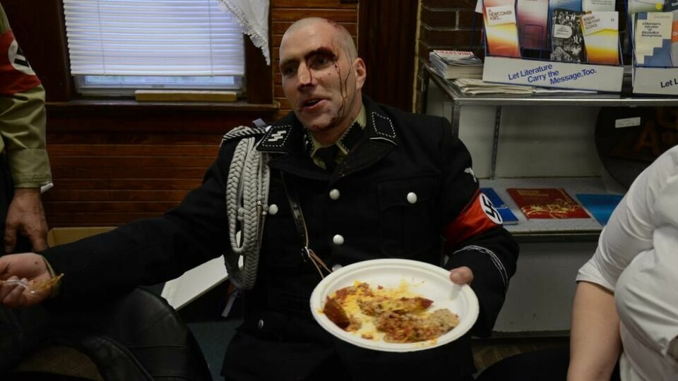 Etter en slåsskamp mellom National Socialist Movement og Jewish Defence League, koser SS-offiser Mark seg med mat. Etter en slåsskamp mellom National Socialist Movement og Jewish Defence League, koser SS-offiser Mark seg med mat. Foto: Vegard Tenold Aase