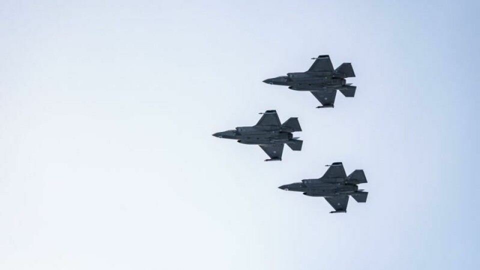 Tre norske F-35 i formasjon over Evenes flystasjon.